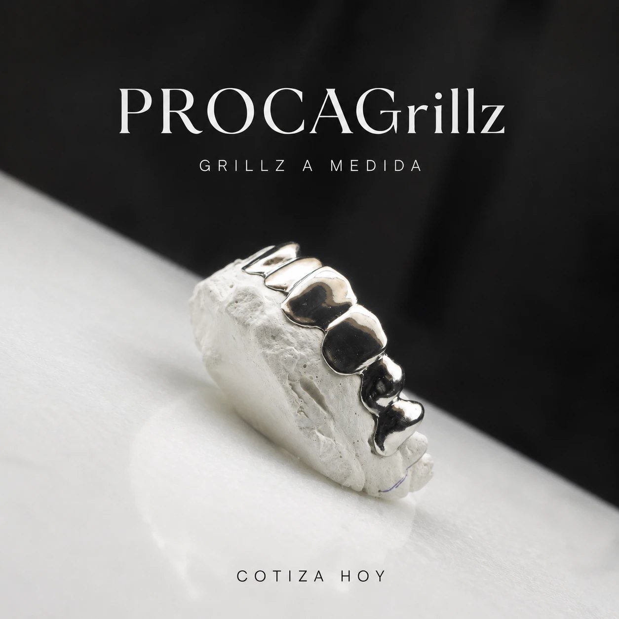 Grill en tono plata sobre modelo dental — PROCA GrillZ